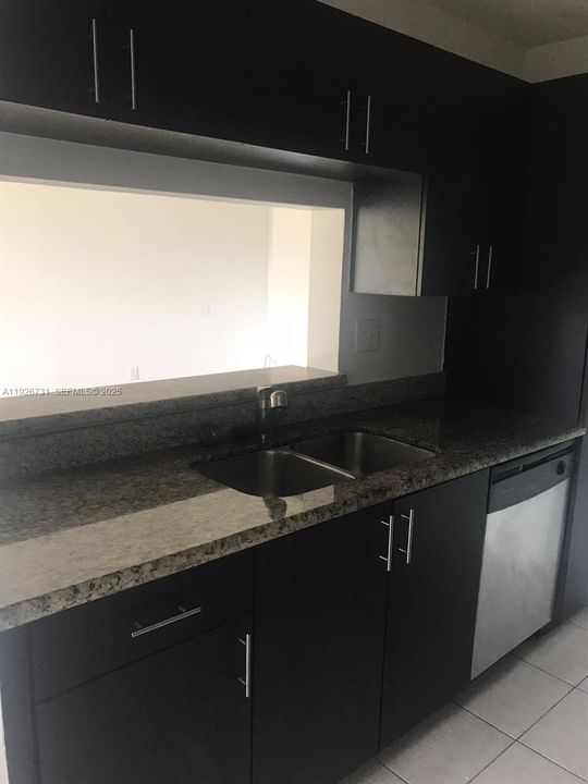 待售: $200,000 (1 贝兹, 1 浴室, 630 平方英尺)