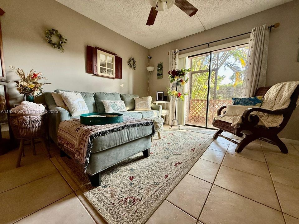 На продажу: $265,000 (2 спален, 2 ванн, 806 Квадратных фут)