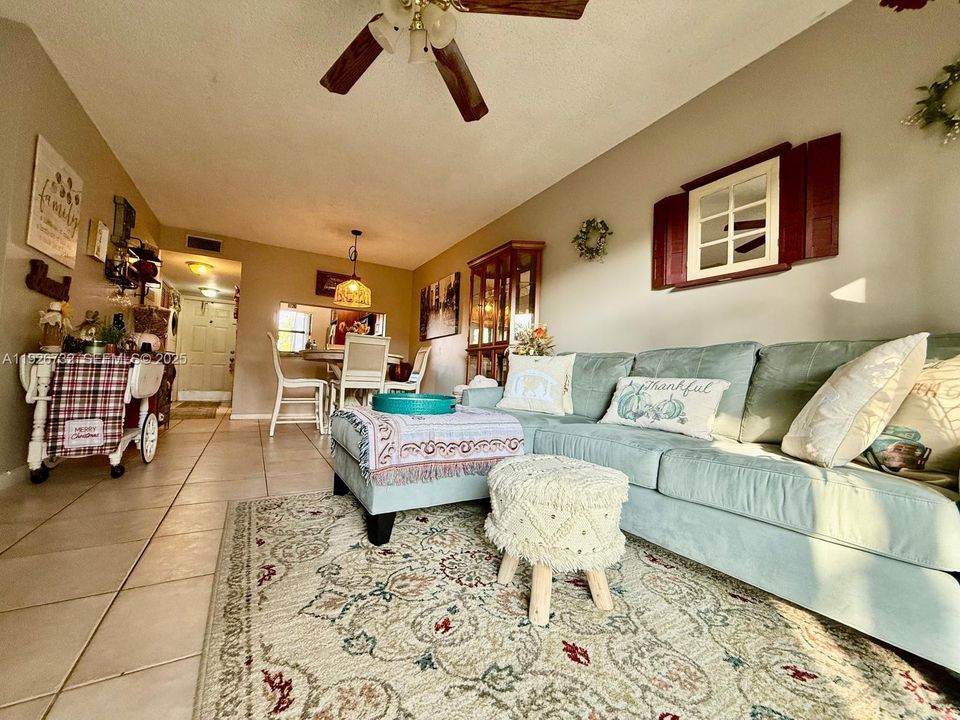 На продажу: $265,000 (2 спален, 2 ванн, 806 Квадратных фут)