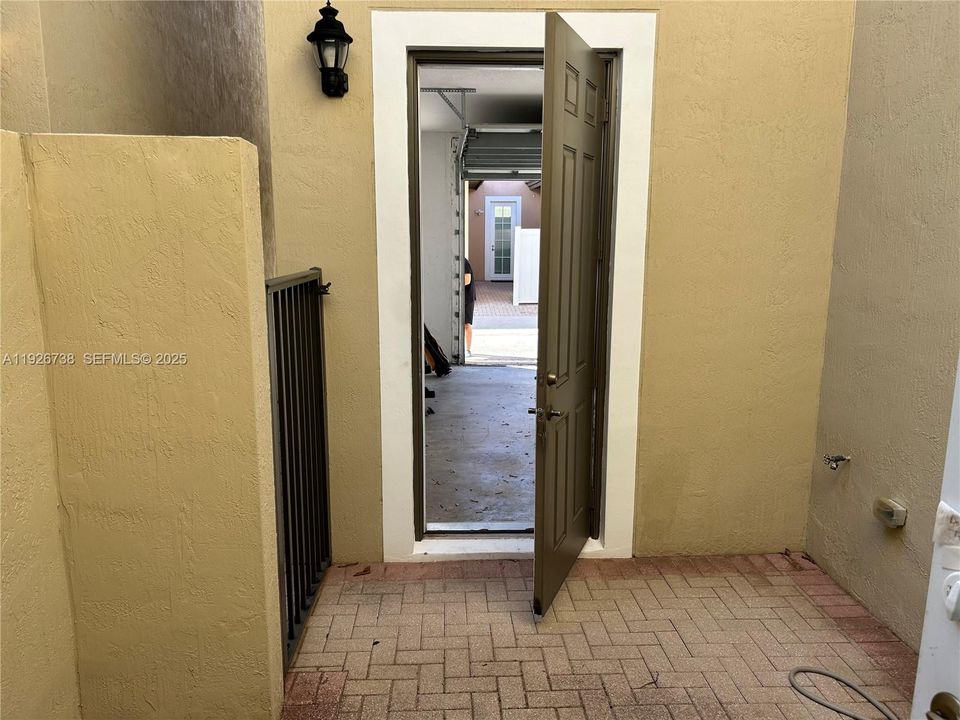 For Sale: $570,000 (3 beds, 3 baths, 1817 Square Feet)