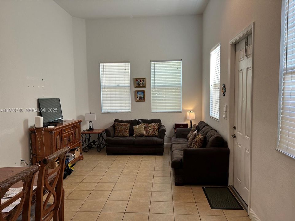 For Sale: $570,000 (3 beds, 3 baths, 1817 Square Feet)