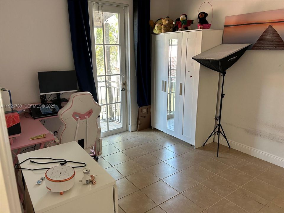 For Sale: $570,000 (3 beds, 3 baths, 1817 Square Feet)