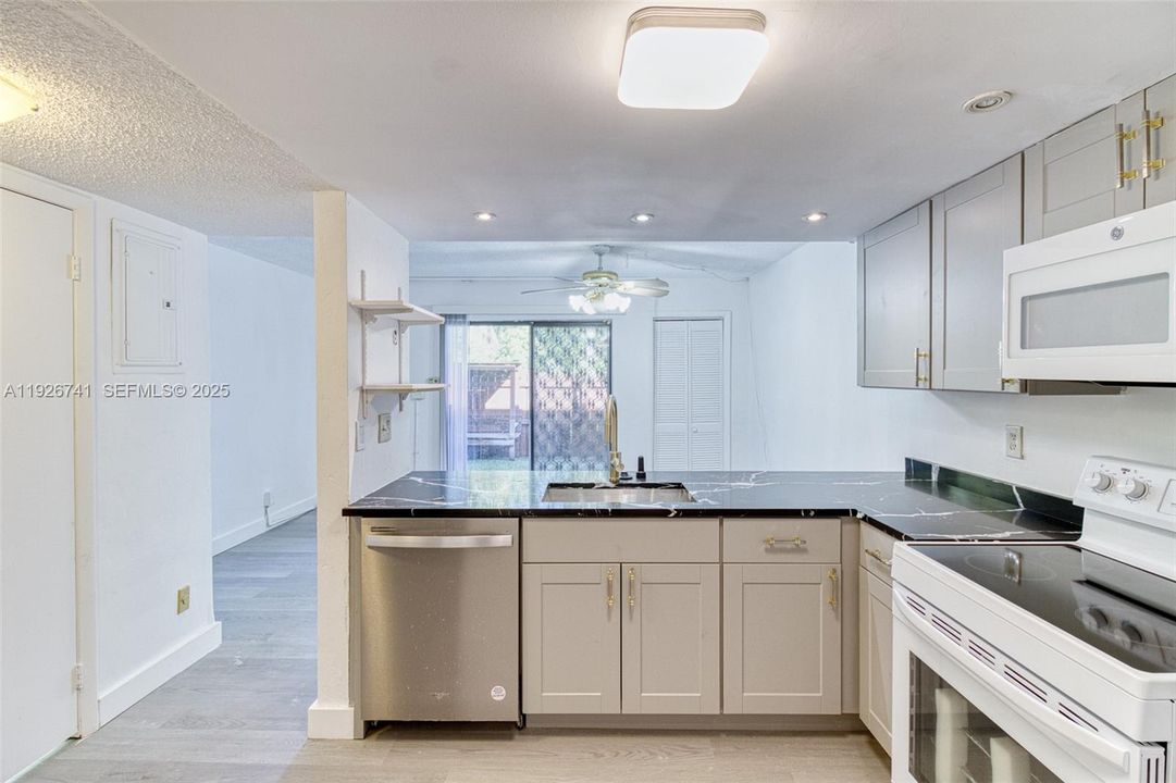 В аренду: $2,400 (2 спален, 2 ванн, 1060 Квадратных фут)