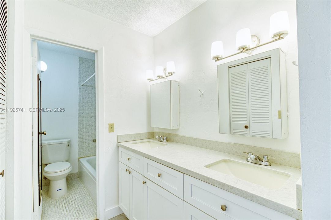 В аренду: $2,400 (2 спален, 2 ванн, 1060 Квадратных фут)