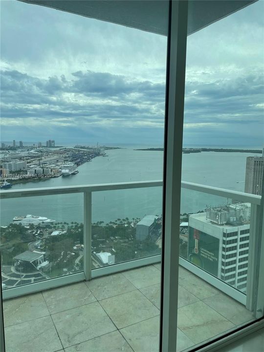 В аренду: $4,950 (2 спален, 2 ванн, 1293 Квадратных фут)