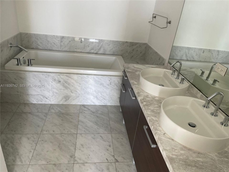 В аренду: $4,950 (2 спален, 2 ванн, 1293 Квадратных фут)