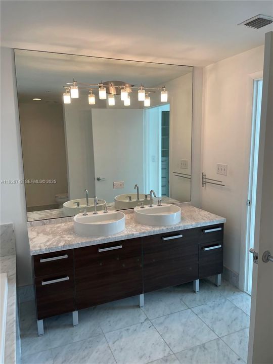 В аренду: $4,950 (2 спален, 2 ванн, 1293 Квадратных фут)