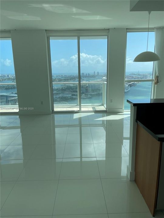 В аренду: $4,950 (2 спален, 2 ванн, 1293 Квадратных фут)