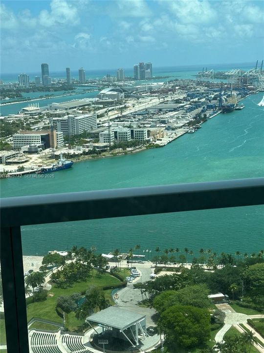 В аренду: $4,950 (2 спален, 2 ванн, 1293 Квадратных фут)