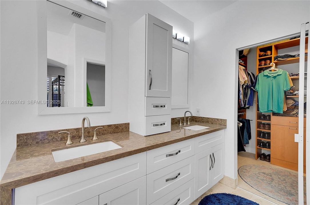 待售: $975,000 (4 贝兹, 2 浴室, 2460 平方英尺)