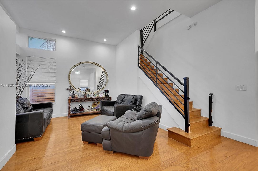 待售: $975,000 (4 贝兹, 2 浴室, 2460 平方英尺)