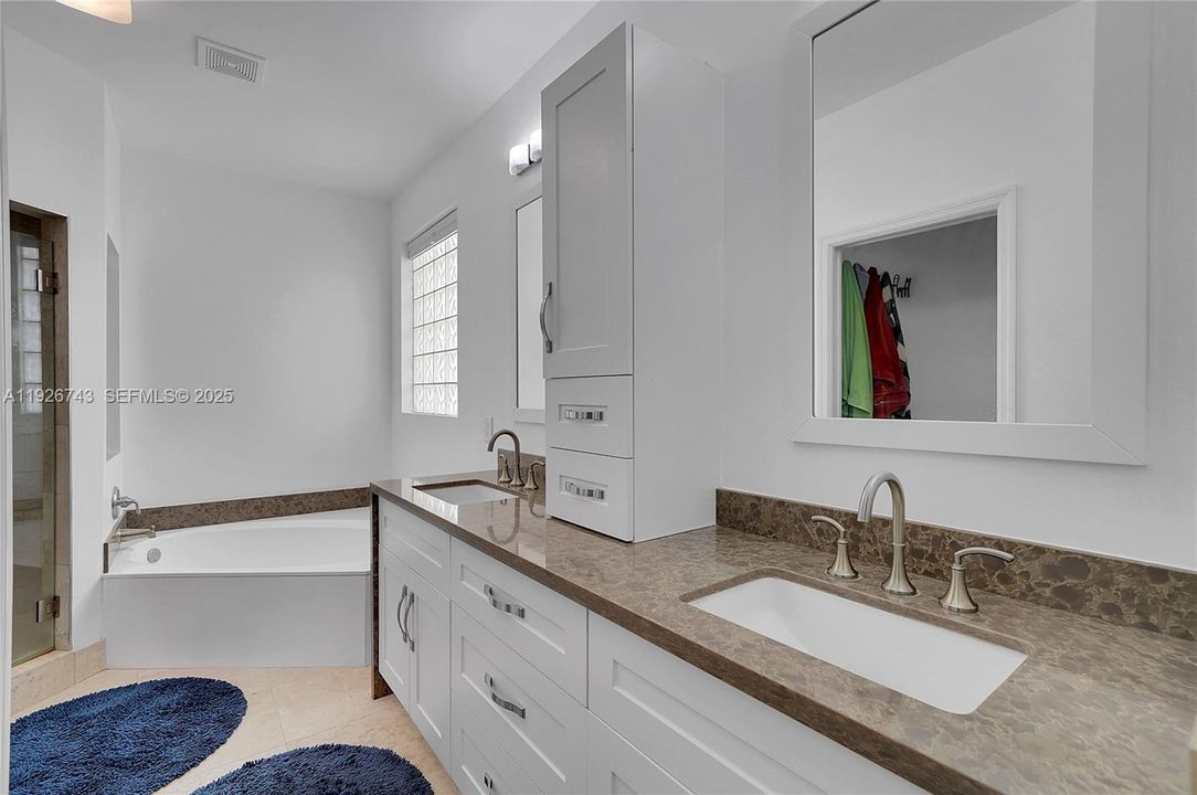 待售: $975,000 (4 贝兹, 2 浴室, 2460 平方英尺)