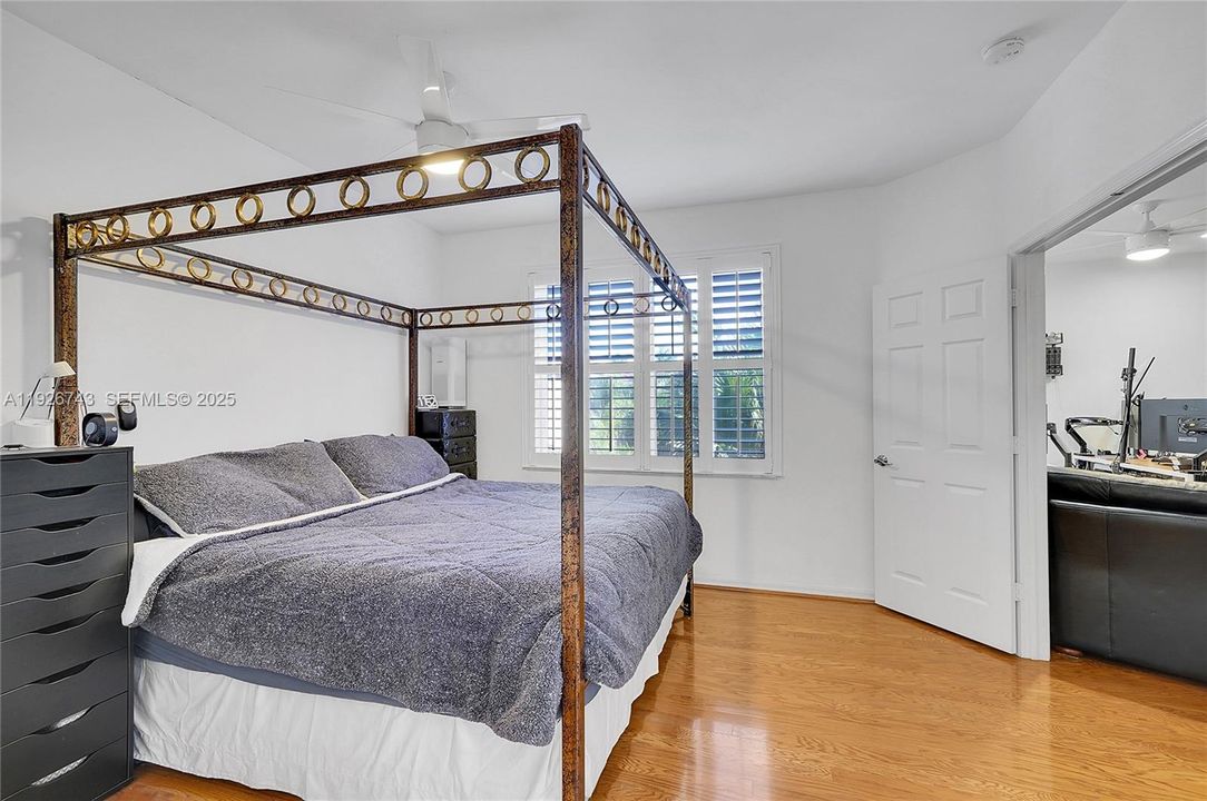 待售: $975,000 (4 贝兹, 2 浴室, 2460 平方英尺)