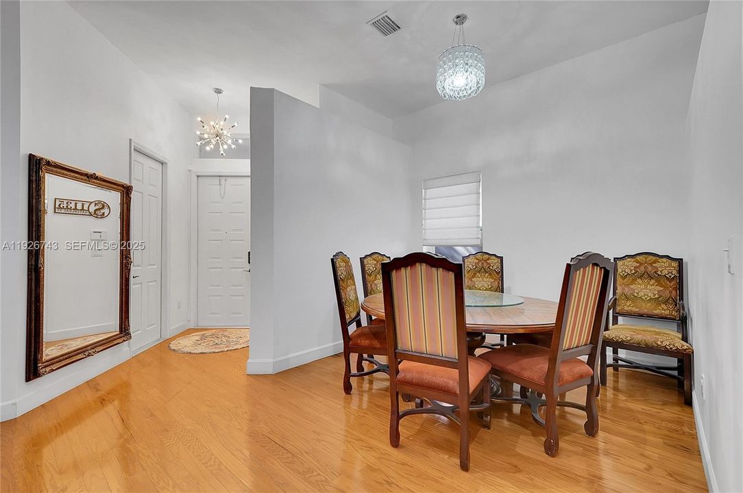 待售: $975,000 (4 贝兹, 2 浴室, 2460 平方英尺)