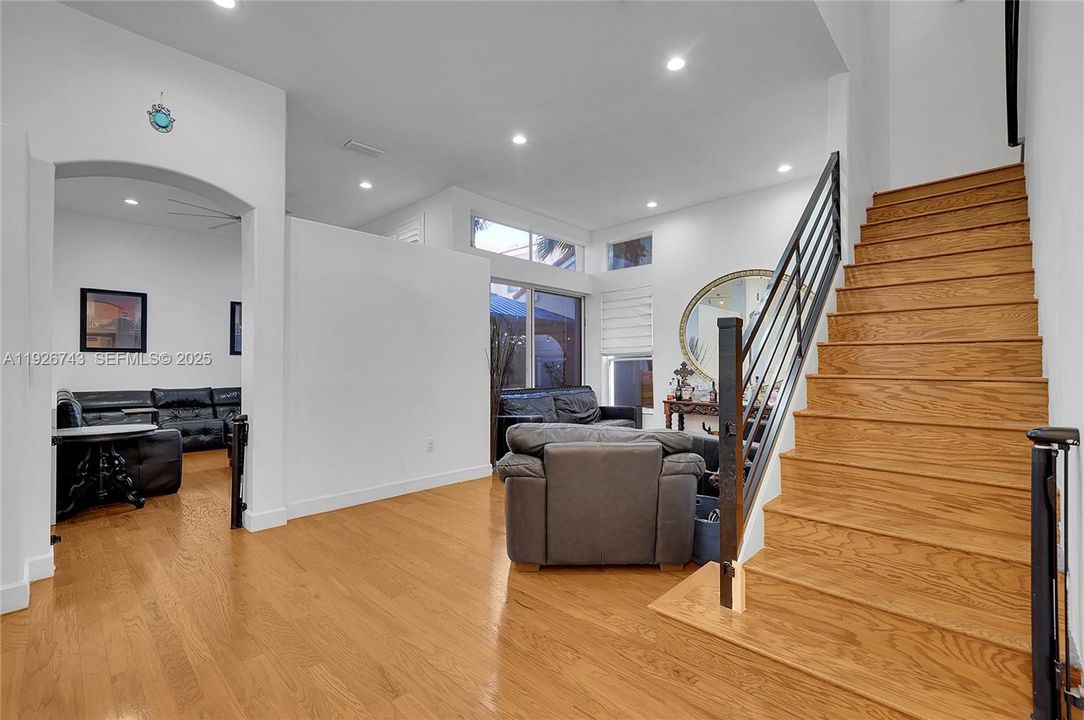 待售: $975,000 (4 贝兹, 2 浴室, 2460 平方英尺)