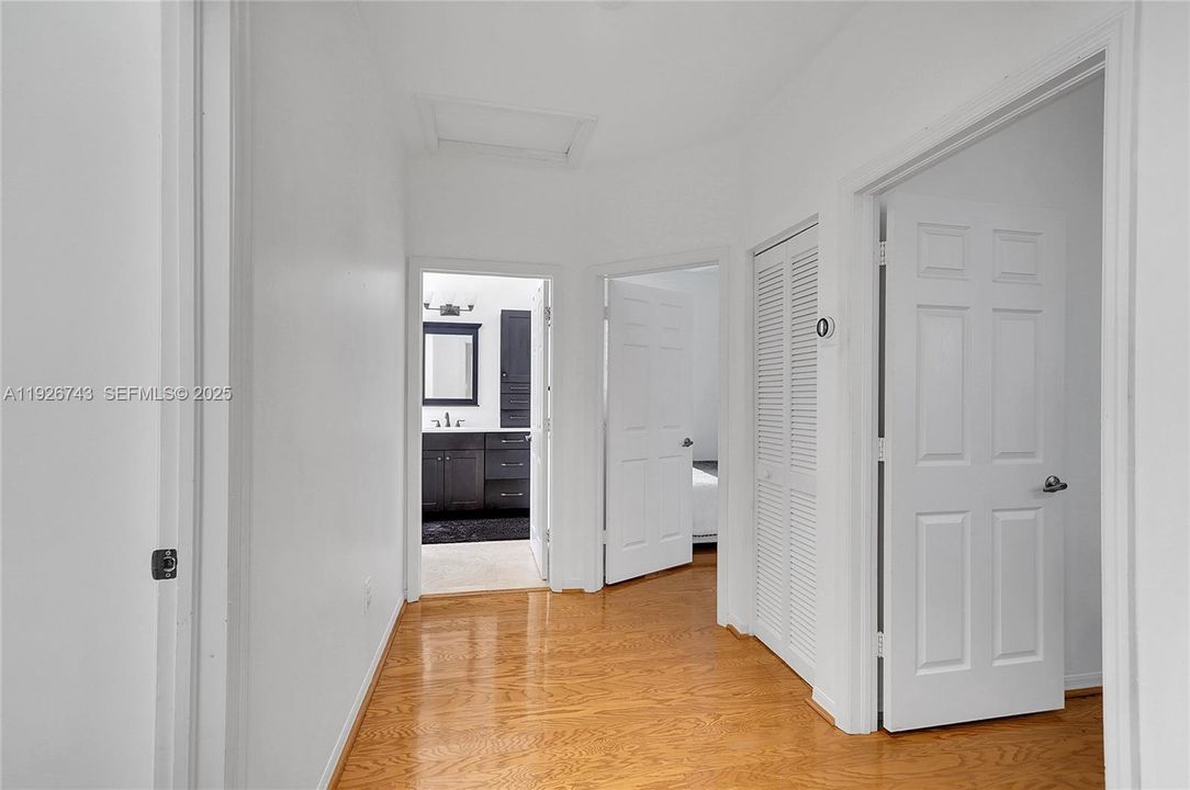 待售: $975,000 (4 贝兹, 2 浴室, 2460 平方英尺)