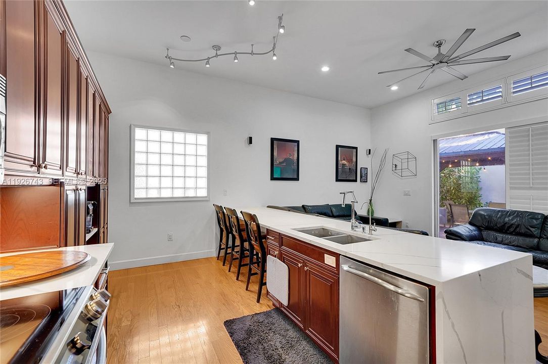 待售: $975,000 (4 贝兹, 2 浴室, 2460 平方英尺)