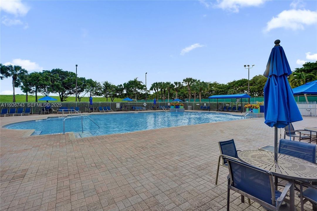 待售: $975,000 (4 贝兹, 2 浴室, 2460 平方英尺)