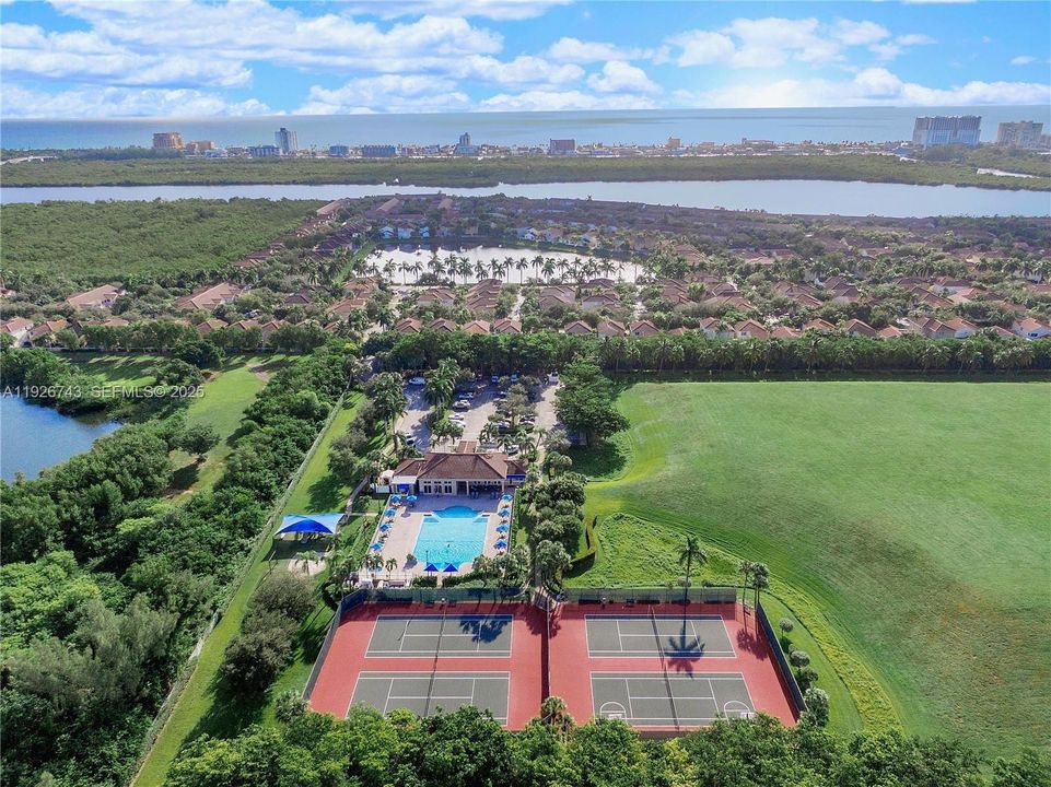 待售: $975,000 (4 贝兹, 2 浴室, 2460 平方英尺)