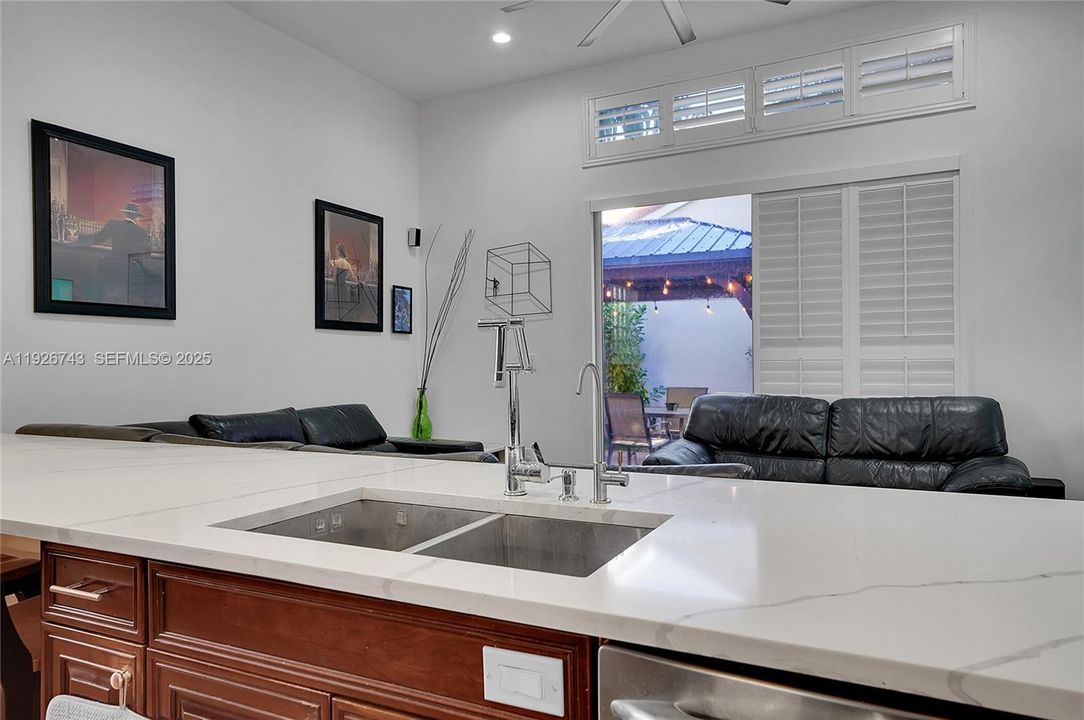 待售: $975,000 (4 贝兹, 2 浴室, 2460 平方英尺)