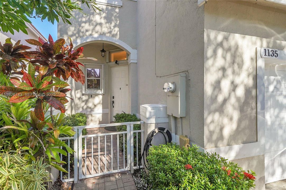 待售: $975,000 (4 贝兹, 2 浴室, 2460 平方英尺)