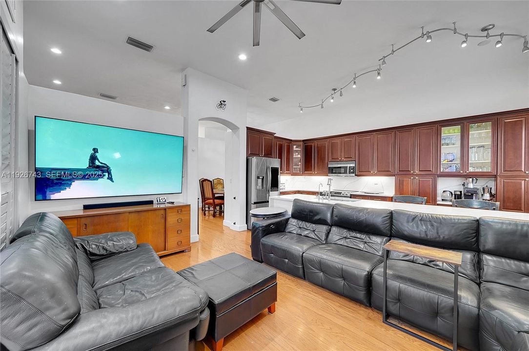 待售: $975,000 (4 贝兹, 2 浴室, 2460 平方英尺)