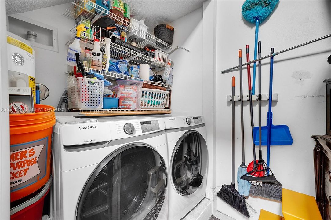 待售: $975,000 (4 贝兹, 2 浴室, 2460 平方英尺)