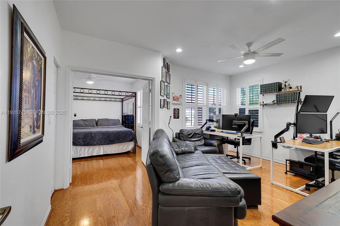 待售: $975,000 (4 贝兹, 2 浴室, 2460 平方英尺)