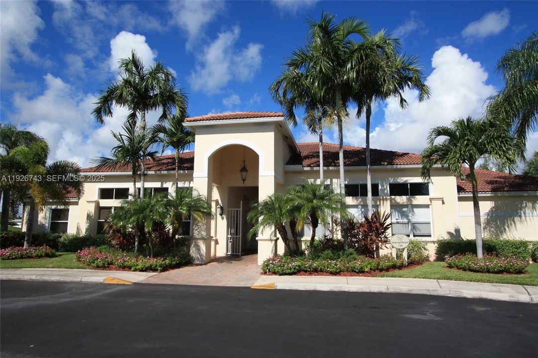 待售: $975,000 (4 贝兹, 2 浴室, 2460 平方英尺)