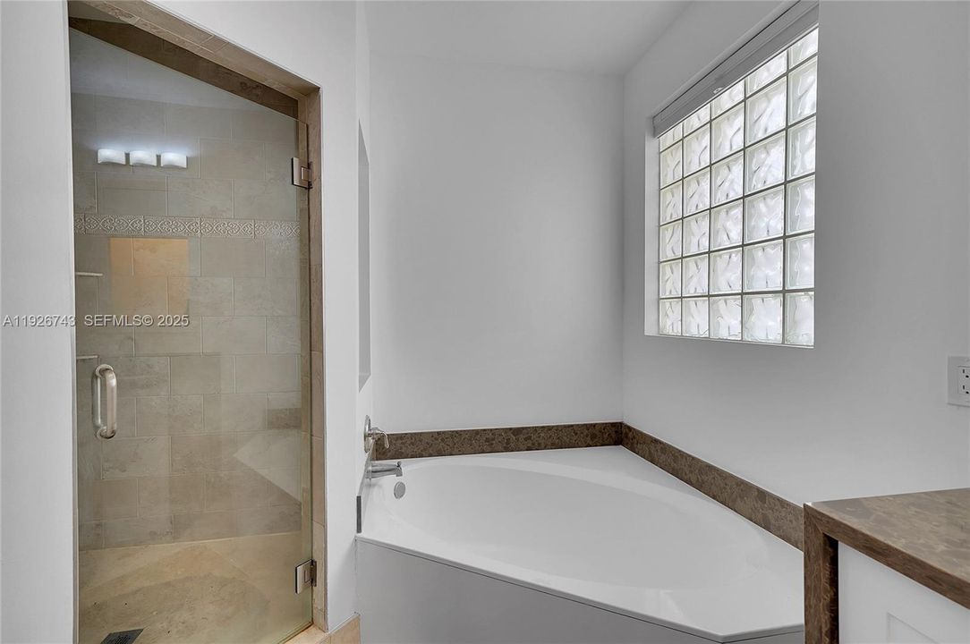 待售: $975,000 (4 贝兹, 2 浴室, 2460 平方英尺)