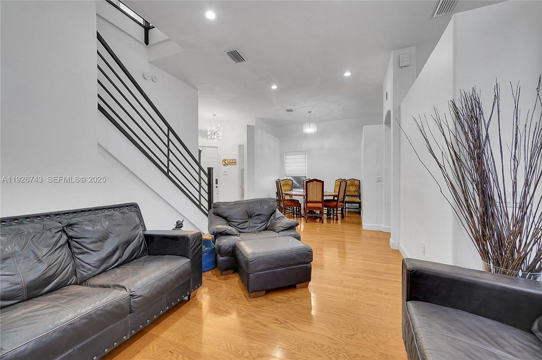 待售: $975,000 (4 贝兹, 2 浴室, 2460 平方英尺)