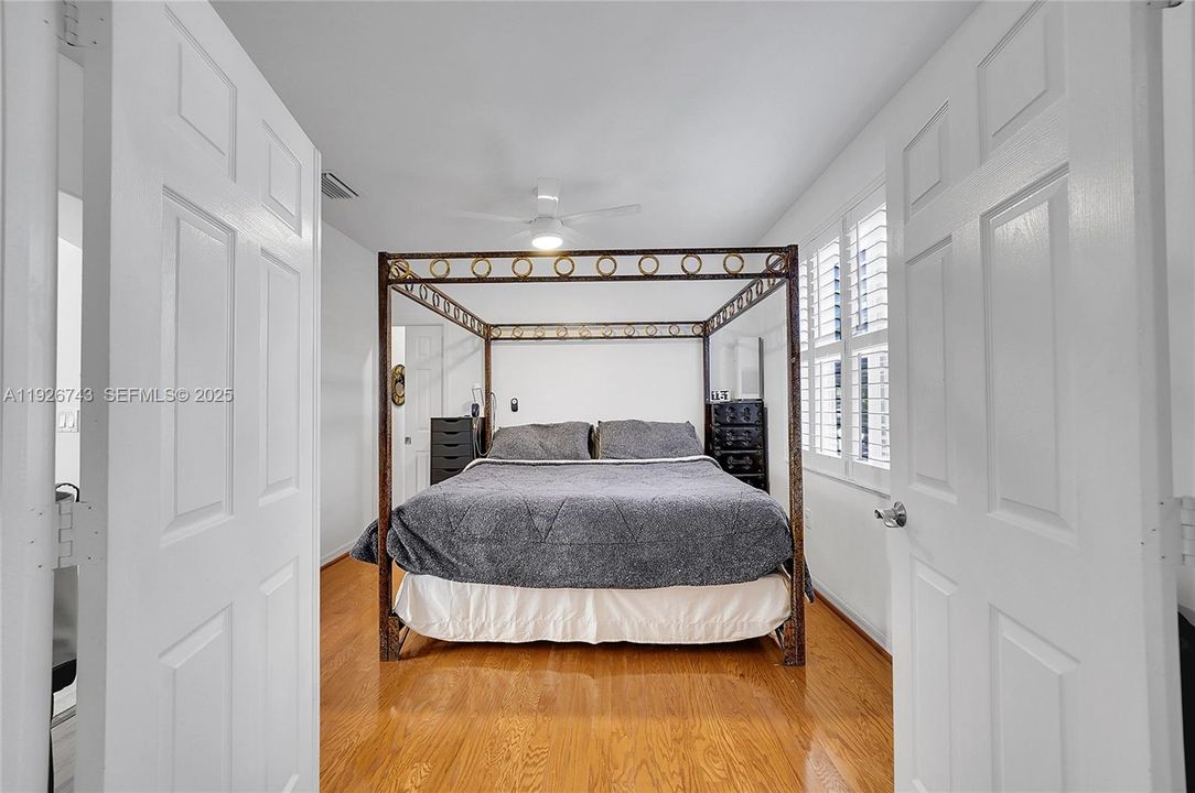 待售: $975,000 (4 贝兹, 2 浴室, 2460 平方英尺)