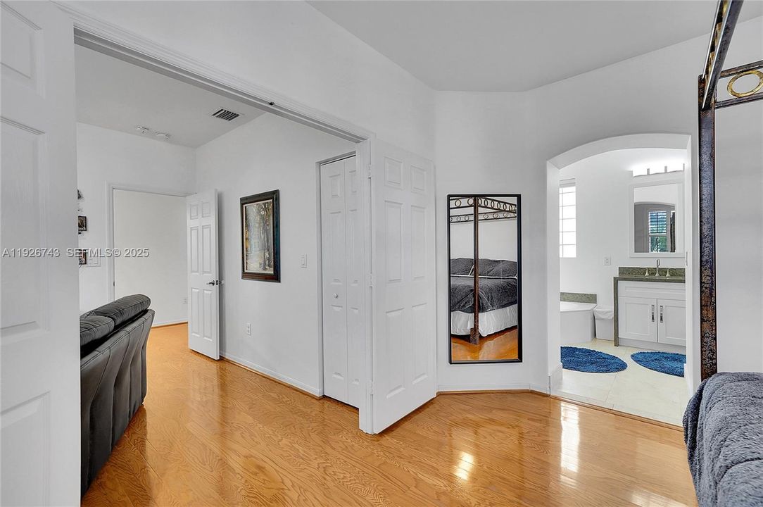 待售: $975,000 (4 贝兹, 2 浴室, 2460 平方英尺)