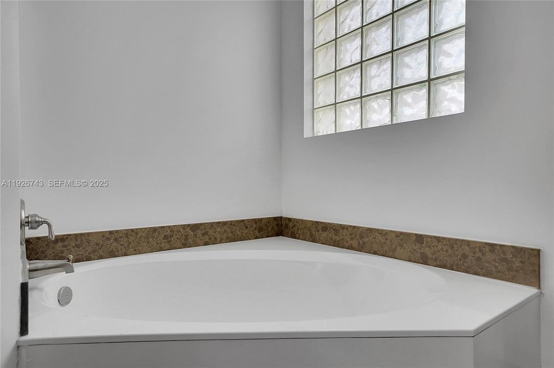 待售: $975,000 (4 贝兹, 2 浴室, 2460 平方英尺)