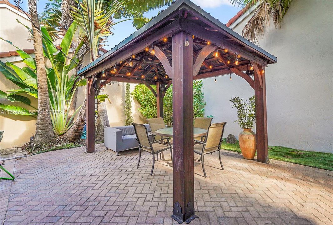 待售: $975,000 (4 贝兹, 2 浴室, 2460 平方英尺)