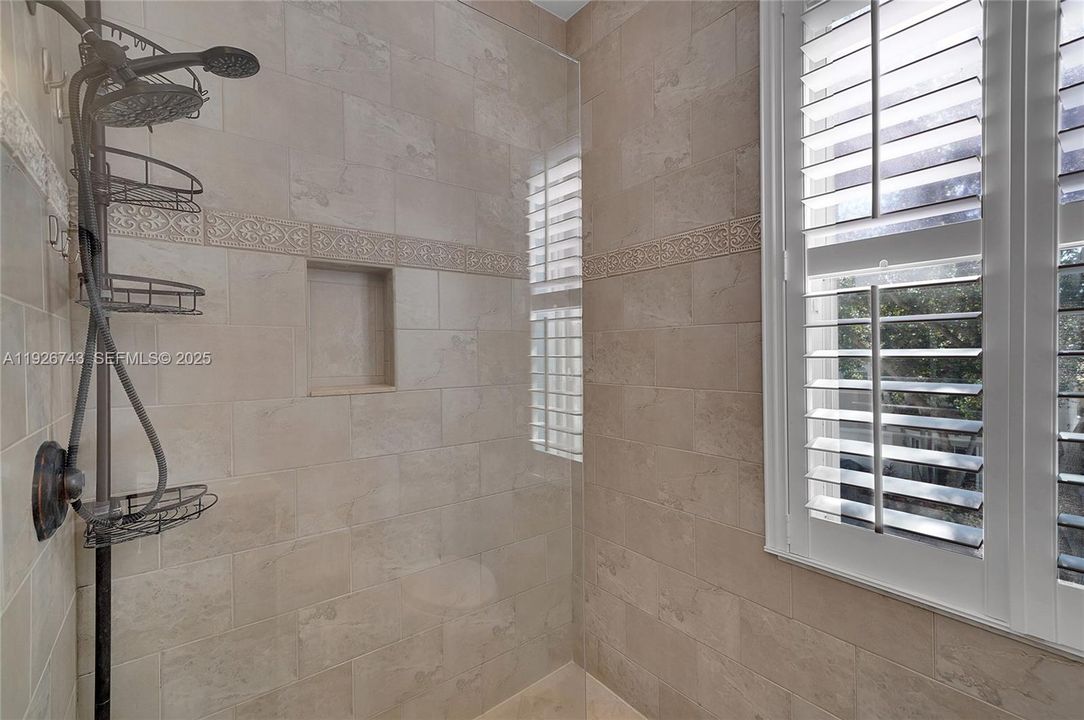 待售: $975,000 (4 贝兹, 2 浴室, 2460 平方英尺)