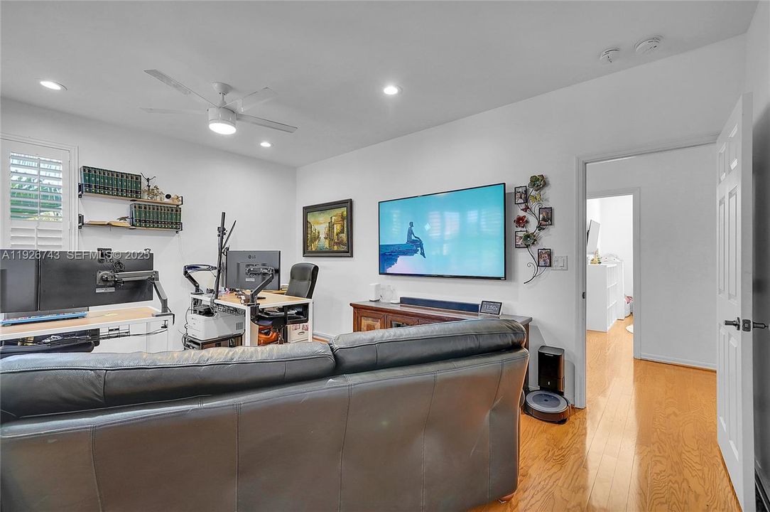 待售: $975,000 (4 贝兹, 2 浴室, 2460 平方英尺)