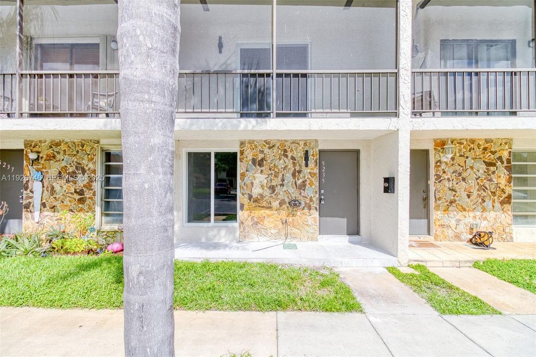 For Rent: $3,400 (2 beds, 2 baths, 1060 Square Feet)