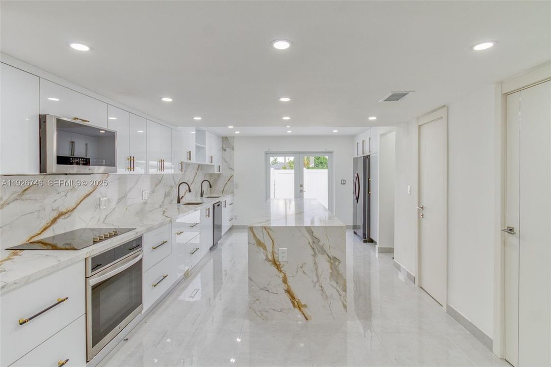 For Rent: $3,400 (2 beds, 2 baths, 1060 Square Feet)