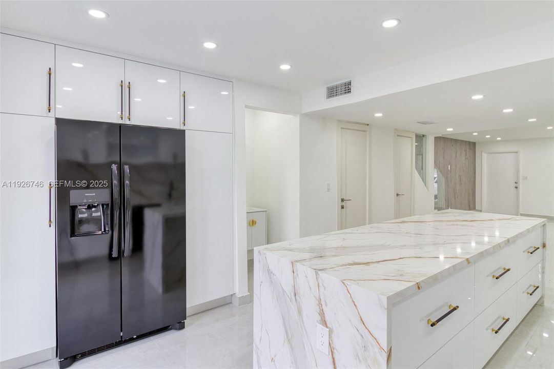 For Rent: $3,400 (2 beds, 2 baths, 1060 Square Feet)