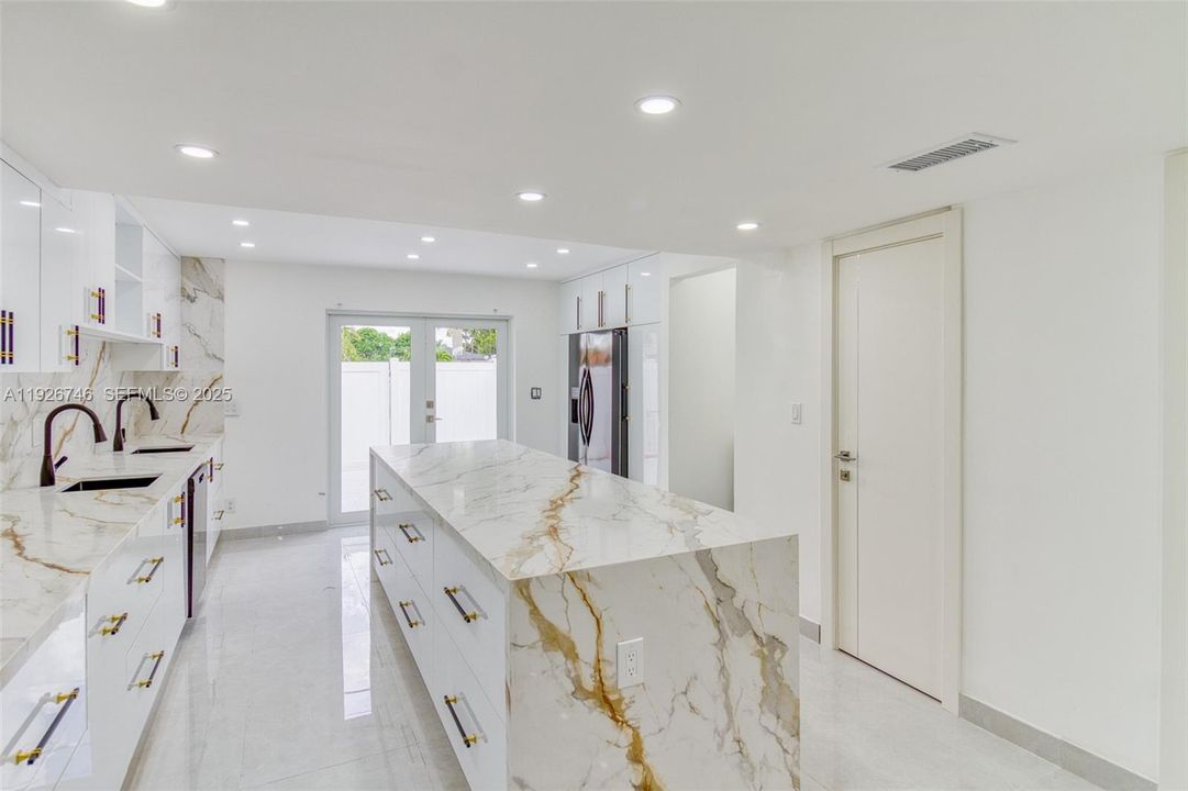 For Rent: $3,400 (2 beds, 2 baths, 1060 Square Feet)