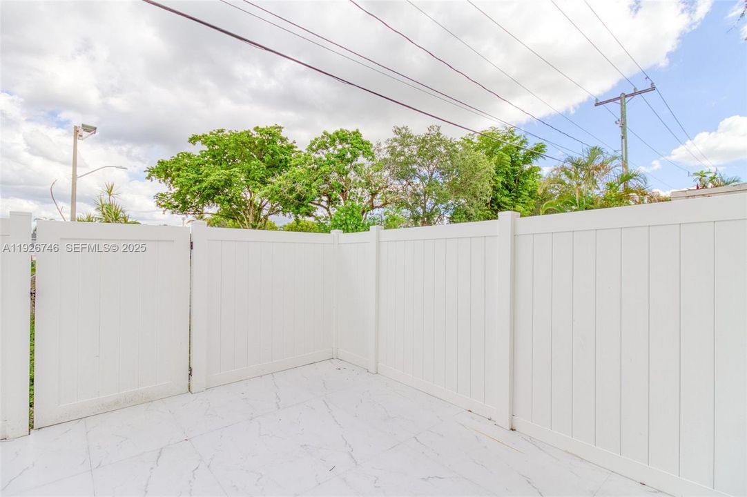 For Rent: $3,400 (2 beds, 2 baths, 1060 Square Feet)