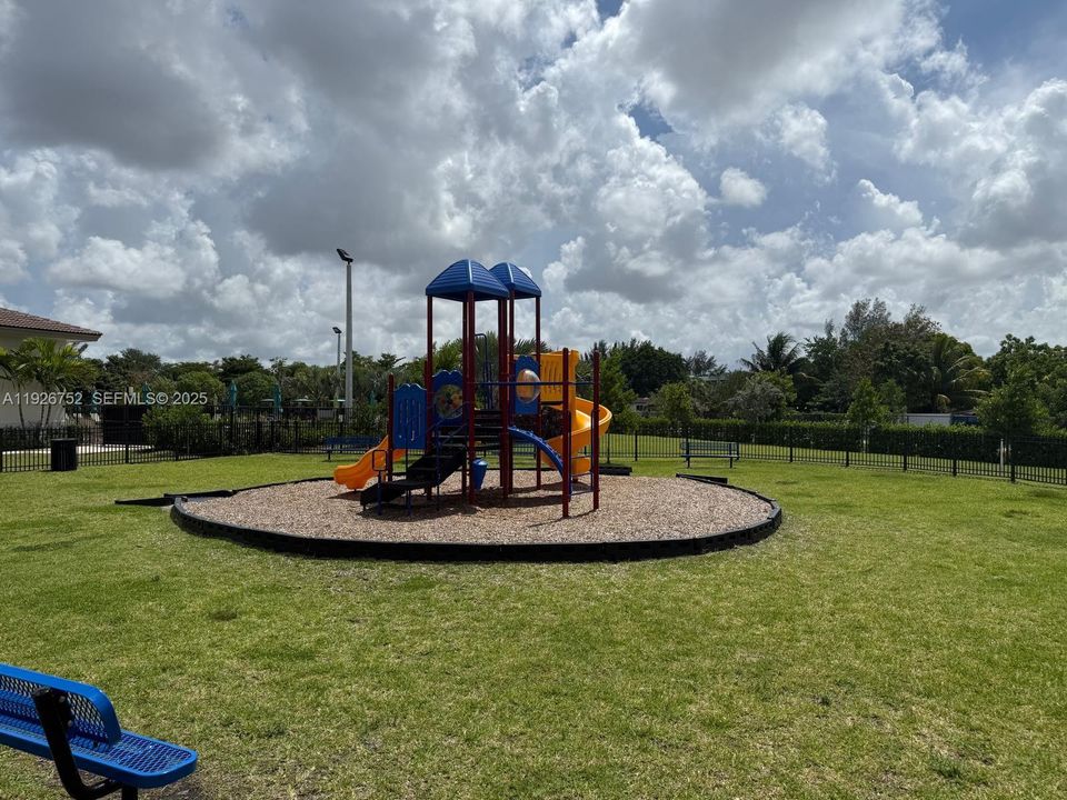 В аренду: $3,350 (3 спален, 2 ванн, 1331 Квадратных фут)