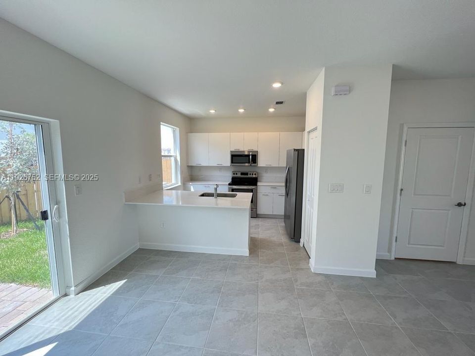 В аренду: $3,350 (3 спален, 2 ванн, 1331 Квадратных фут)