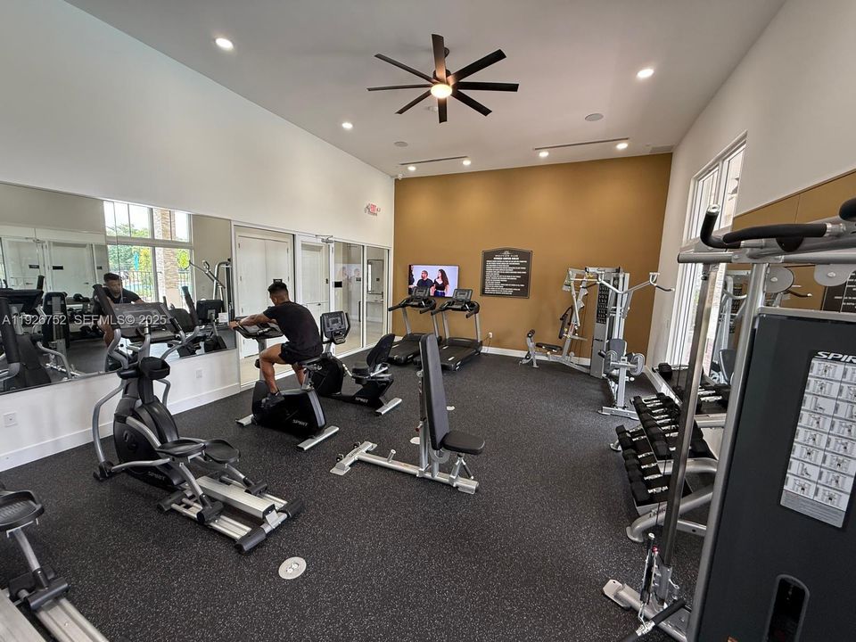 В аренду: $3,350 (3 спален, 2 ванн, 1331 Квадратных фут)