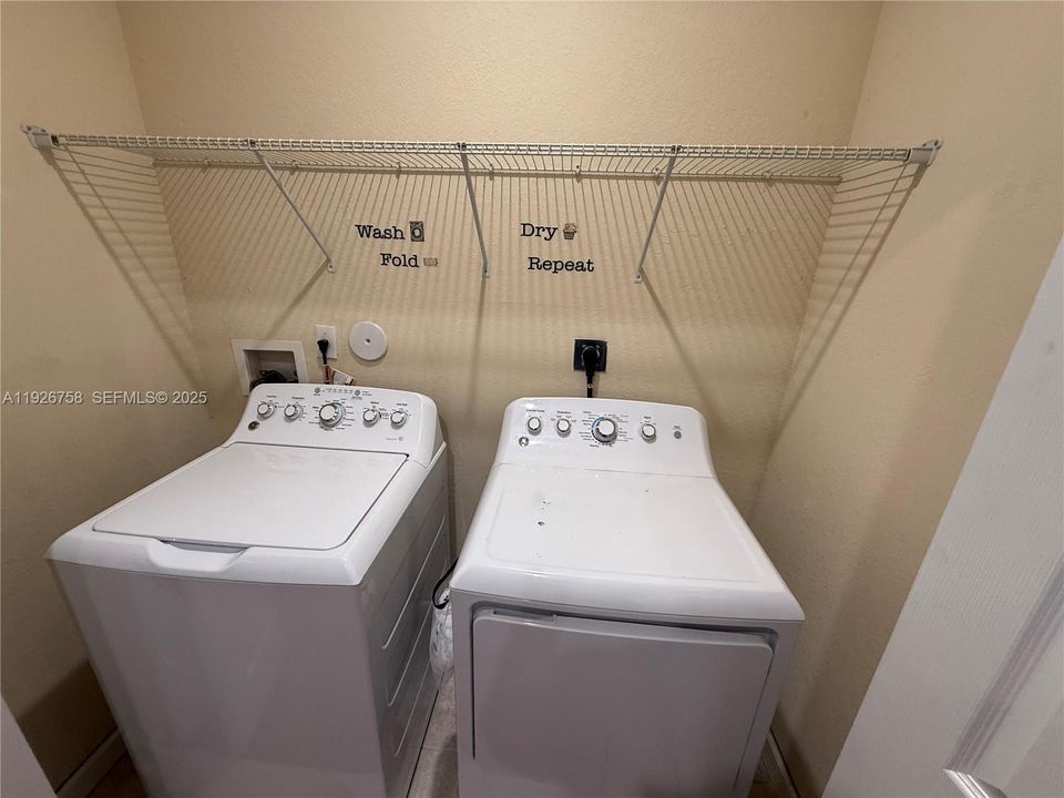 En Renta: $2,850 (3 camas, 2 baños, 1700 Pies cuadrados)