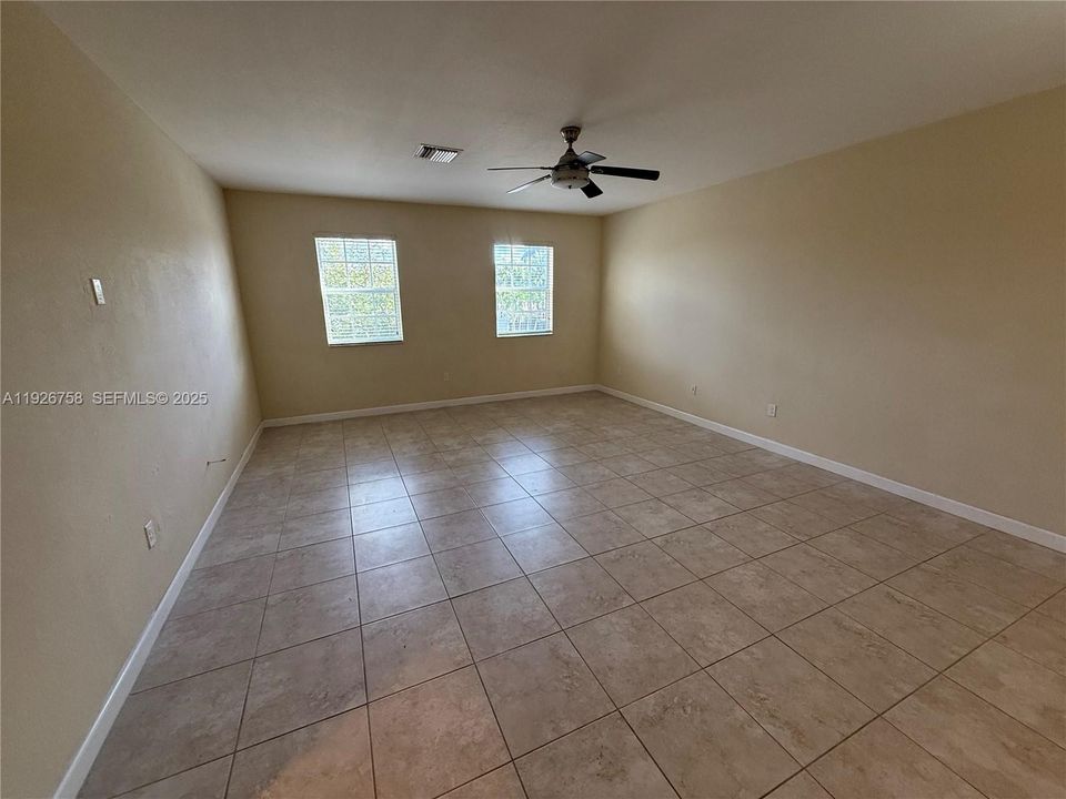 En Renta: $2,850 (3 camas, 2 baños, 1700 Pies cuadrados)