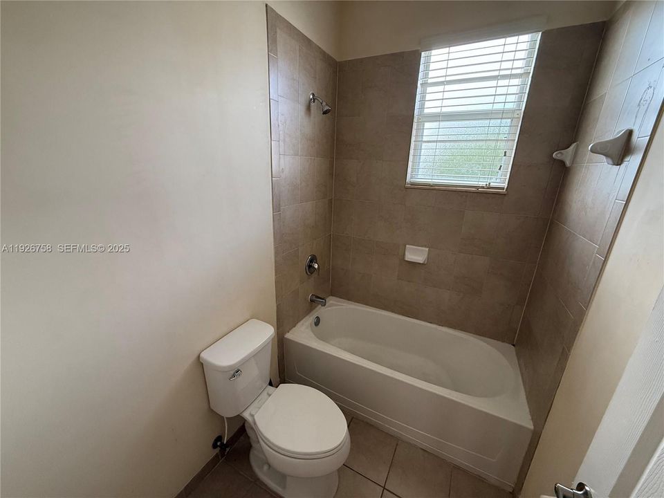 En Renta: $2,850 (3 camas, 2 baños, 1700 Pies cuadrados)