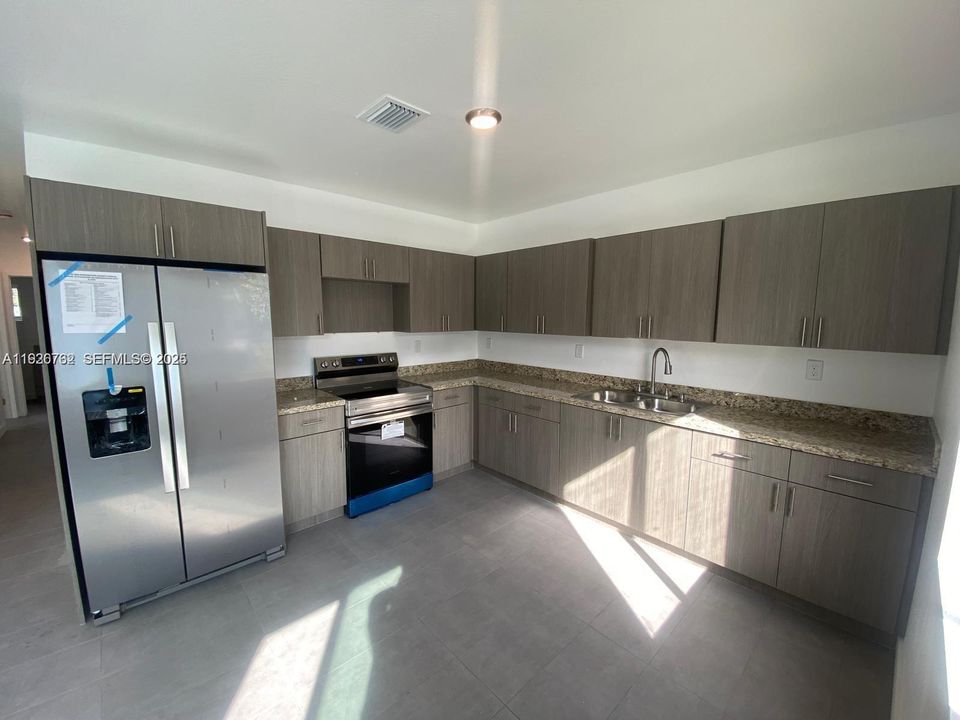 En Renta: $3,100 (3 camas, 2 baños, 2052 Pies cuadrados)