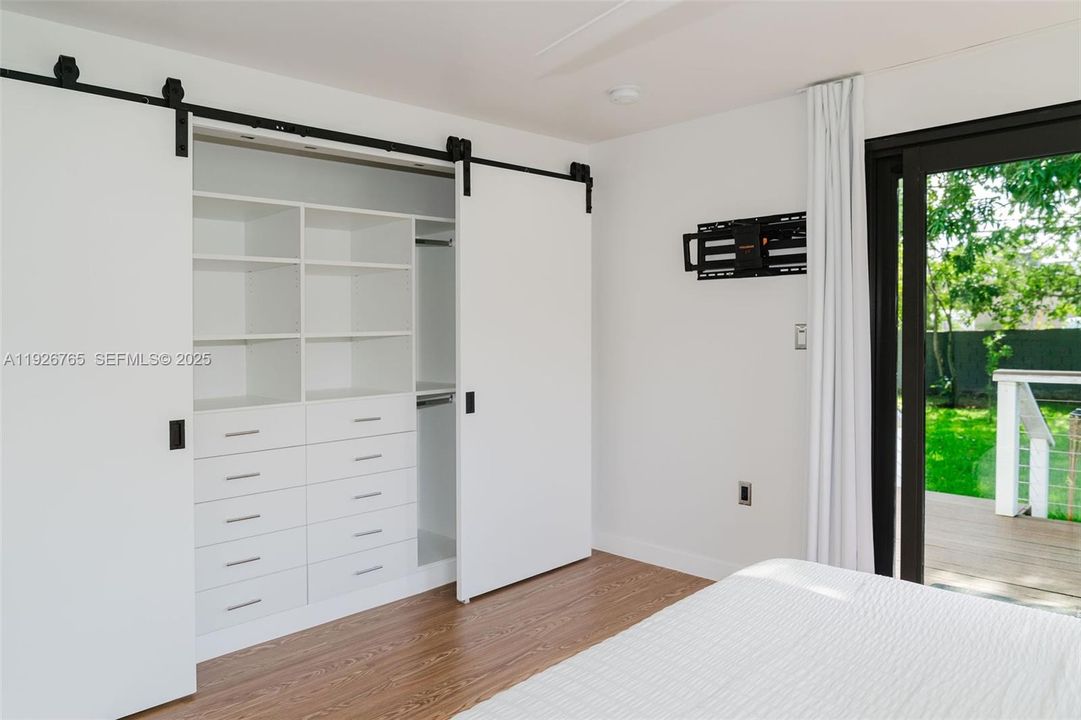 For Rent: $3,500 (3 beds, 2 baths, 1092 Square Feet)